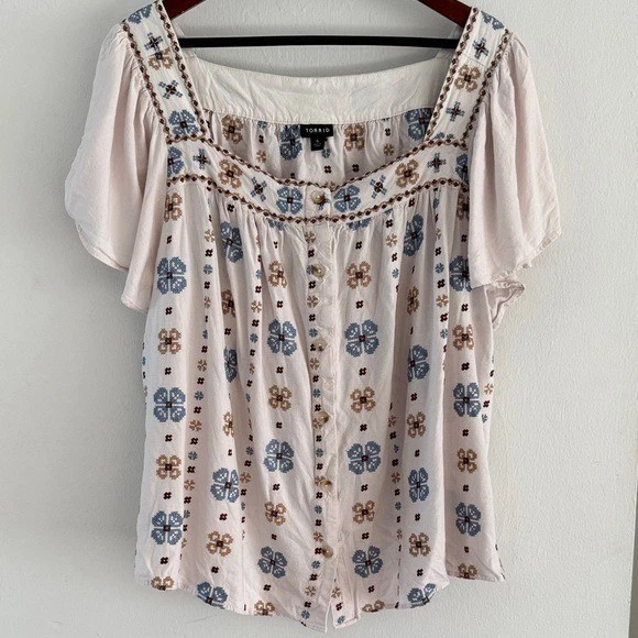 Blusa Campesina Torrid Para Mujer 4X Bordada Punta de Aguja Ojales Botón Delantero Foto 2 de 4