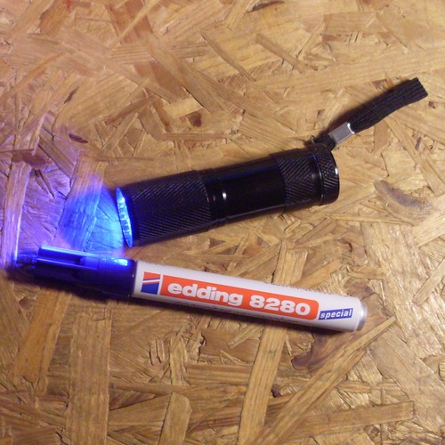 Geocaching Tools LED UV Taschenlampe 9 LED + Spezial UV Edding 8280 (Bundle) - Afbeelding 1 van 2