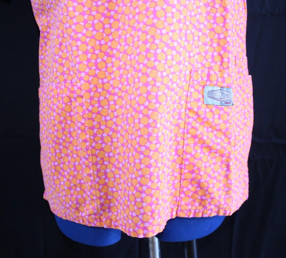 ScrubZone By Landau 女式 2 口袋 V 领磨砂上衣橙色粉红色圆点尺寸 XSM — 第 3/4 张图片