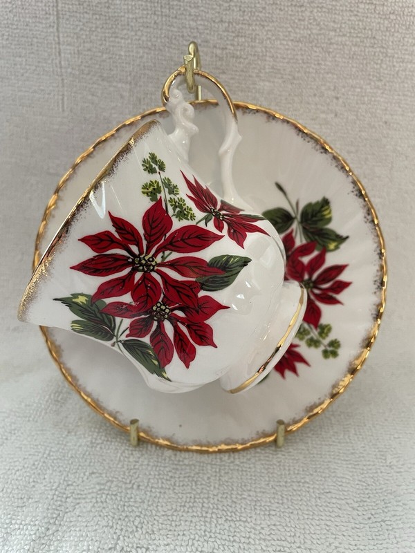 V004 Rosina Bone China Gold Trim Poinsettia Flower Pattern Teacup & Saucer
