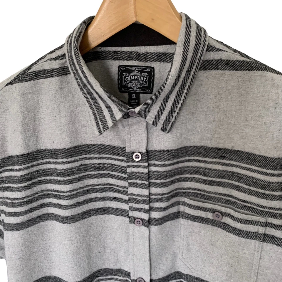 Camisa masculina de flanela Company 81 XL cinza preta listra horizontal botão para cima - Imagem 2 de 4