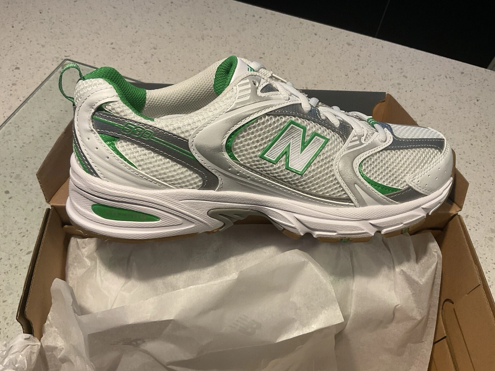 Esclusivo New Balance verde e bianco. Nuovo. Regno Unito 9.