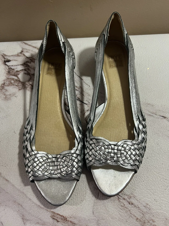 ZAPATOS FRYE CAMERON SKIMMER CUÑAS PLATEADAS PUNTA ABIERTA TALLA 7,5 METÁLICOS Foto 2 de 4
