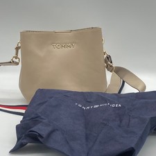 Borsa a secchiello Tommy Hilfiger Tommy Life beige con tracolla a righe firmata e sacchetto antipolvere