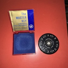 The Master Key A-440 CHROMATIC PITCH PIPE INSTRUMENT 13 Keys In Case
