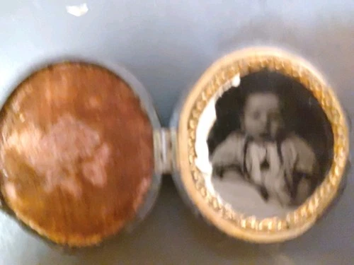Civil War era oval gutta perche case with tintype of child