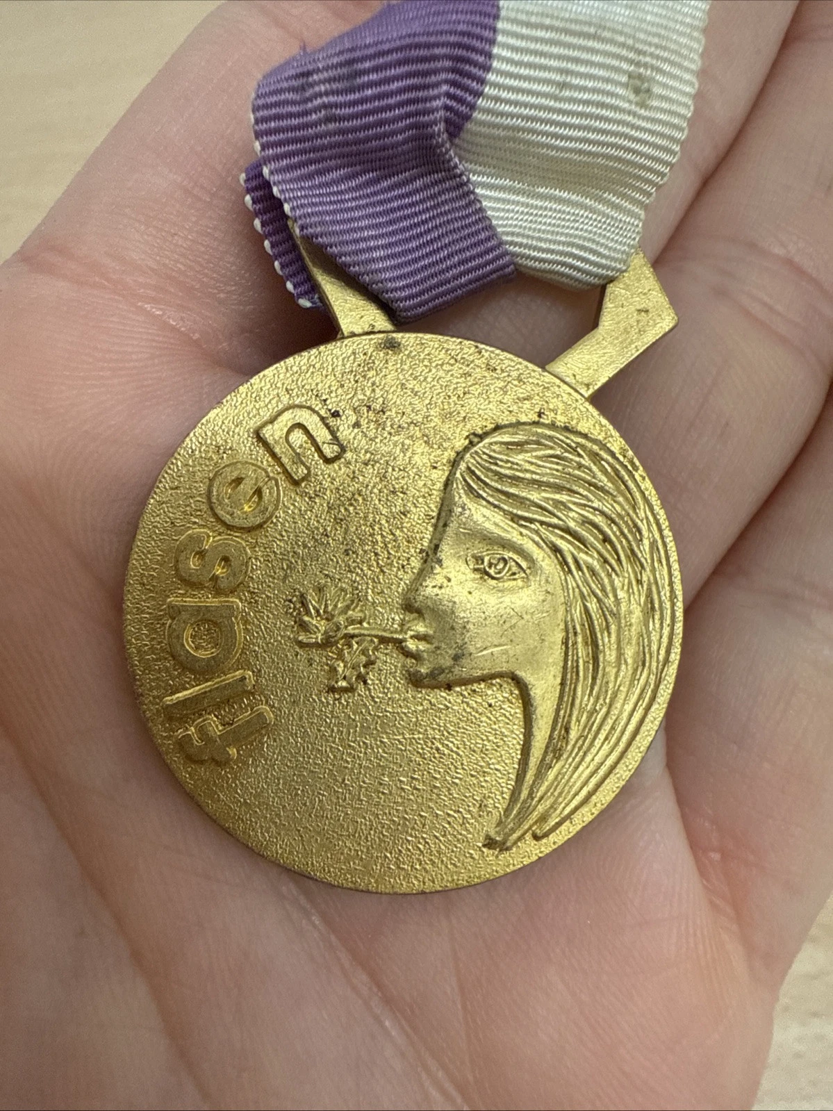 Médaille Pendentif Flasen Femme À Identifier