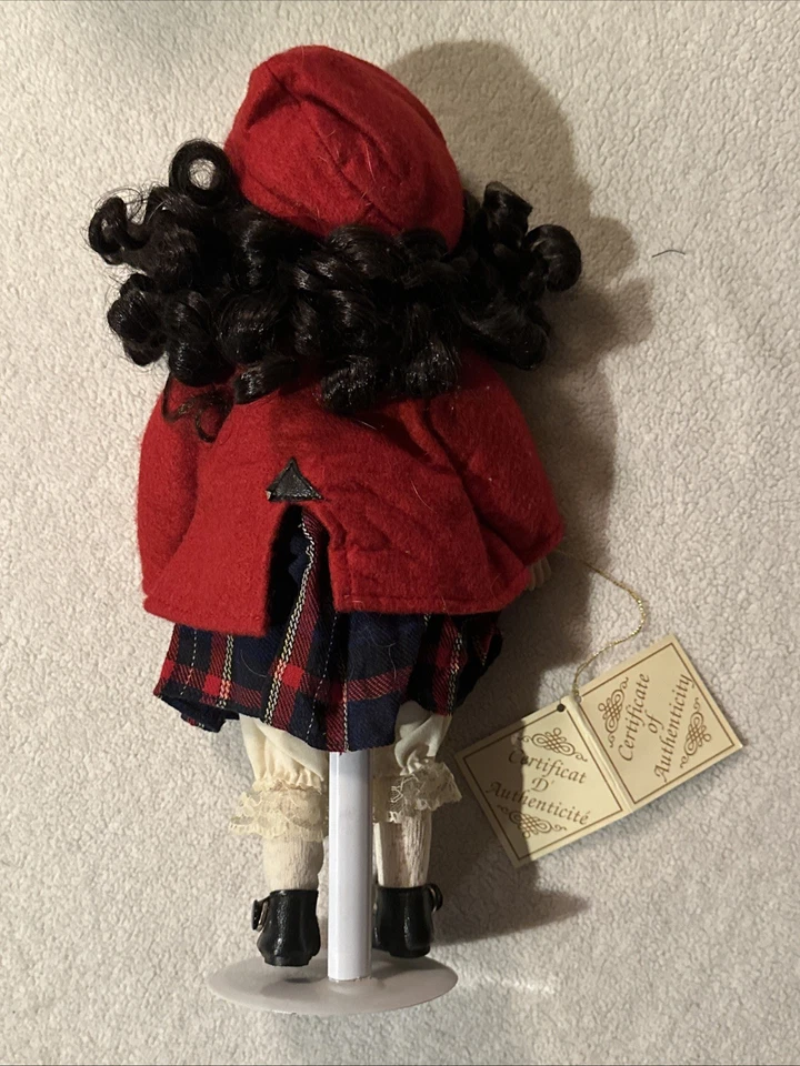 Muñeca coleccionable de porcelana Collectors Choice Series Musical Windup 13" Foto 2 de 3