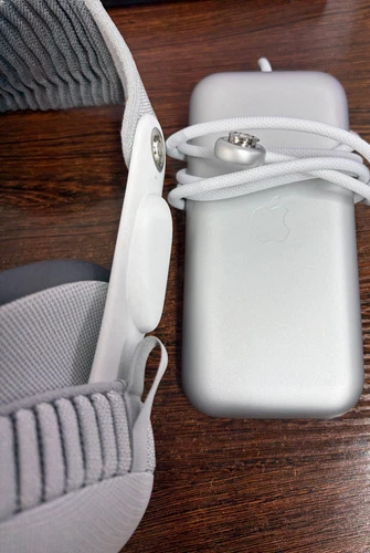 Apple Vision Pro 256GB Standalone VR Headset - White - New Condition