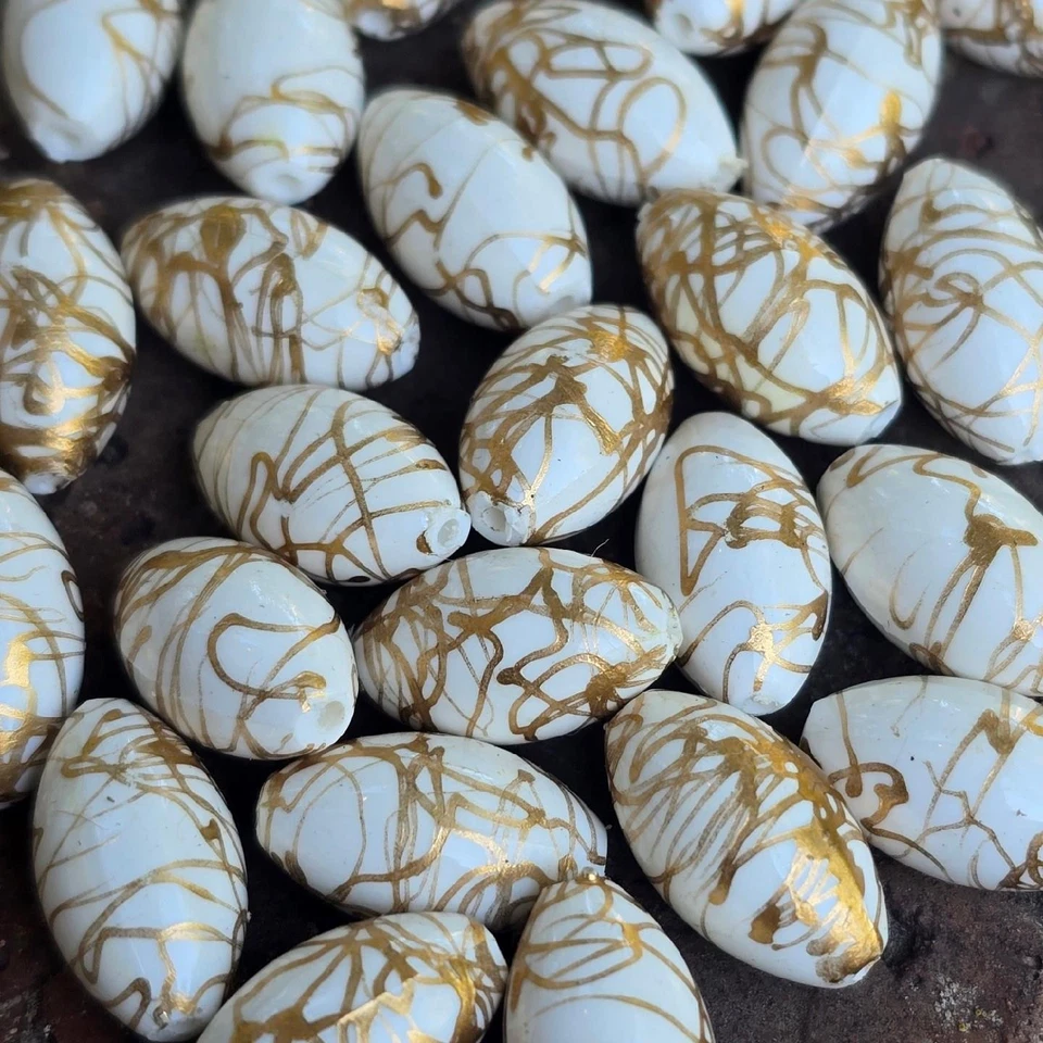 Cuentas de plástico alemanas vintage 30x 16 mm ovaladas blancas con patrón de llovizna dorada Foto 2 de 4