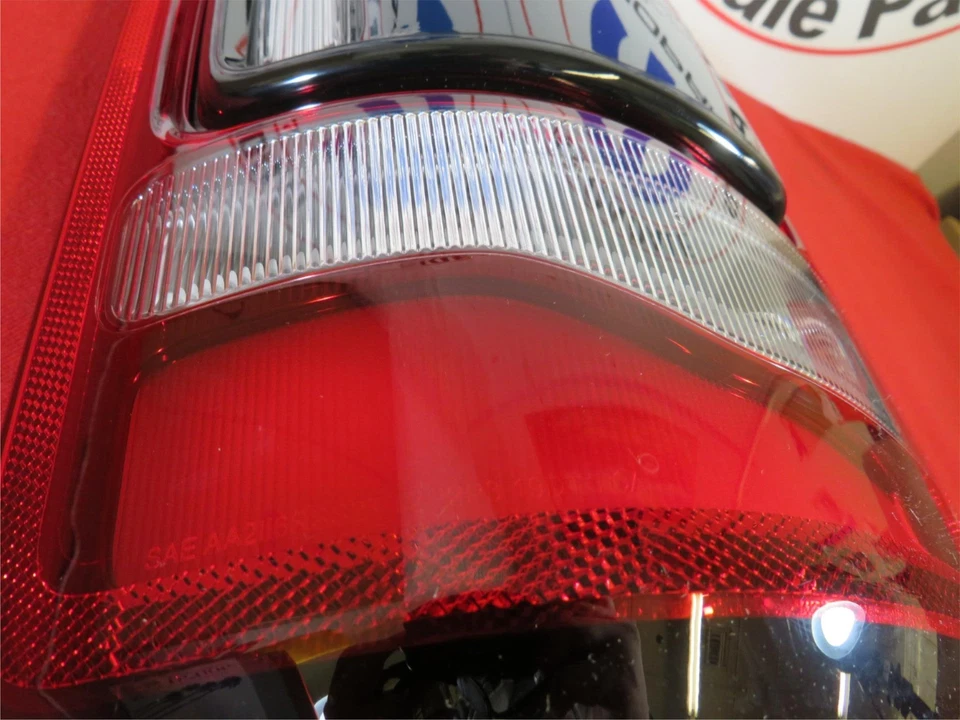 Lâmpada traseira DODGE RAM 1500 DT LED preta traseira direita NOVA FABRICANTE DE EQUIPAMENTO ORIGINAL MOPAR - Imagem 4 de 4