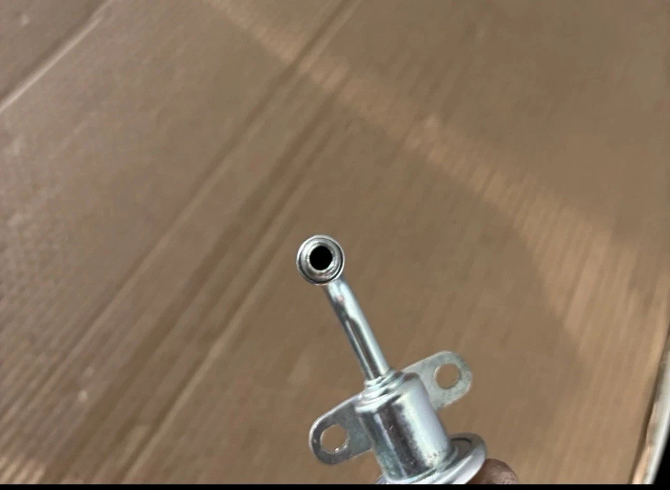 Regulador de presión de inyección de combustible 23270-28020 para Toyota Camry Solara RAV4 Scion Foto 2 de 4