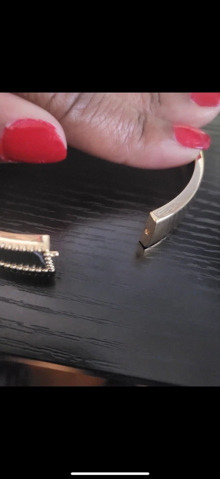 Brazalete Lane Bryant Valentine's Chapado en Oro Y2K con Brillo XOXO en Cuero Negro Foto 2 de 4