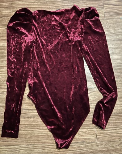 Forever 21 Body rot Crushed Velvet V-Ausschnitt Größe M - Bild 2 von 2