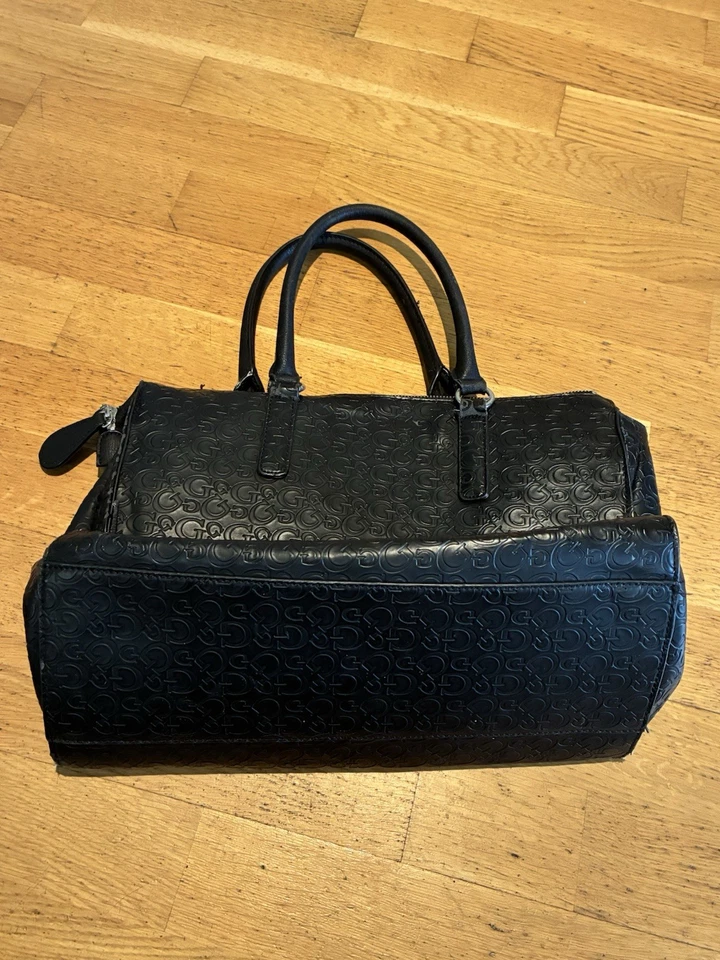Bolso de mano Guess negro con monograma con dije de bloqueo limpio y ligeramente usado Foto 2 de 4