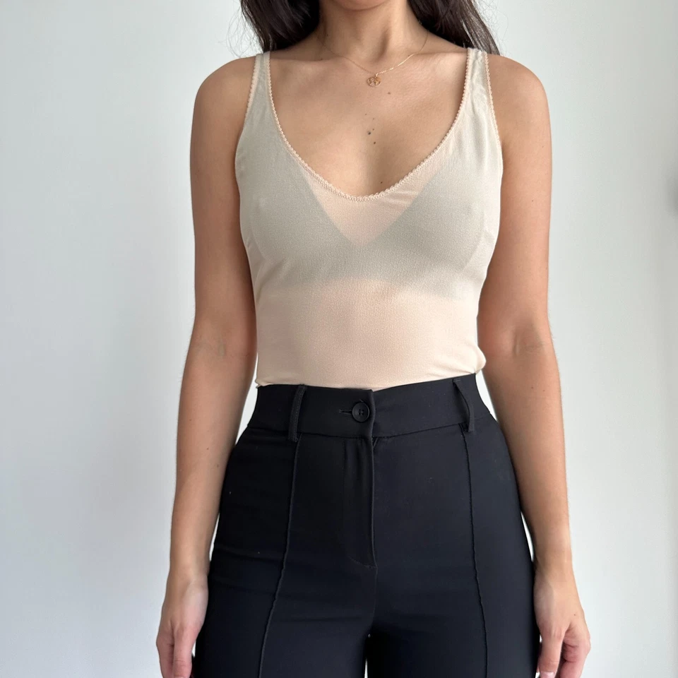 Regata feminina CHANEL 38 lingerie transparente cobertura crepe neutro cami básica - Imagem 3 de 4