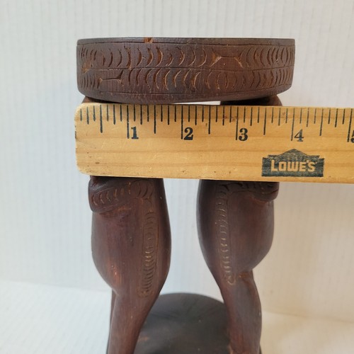 Afrikanischer geschnitzter Holzhocker mit zwei männlichen Figuren ein Baumstamm natürliche gespaltene Oberseite 9x4" - Bild 15 von 16