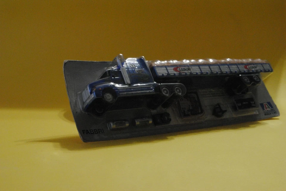 Modellini 1:87 autoarticolati: nr.4 tir come da foto (sigillati) - Immagine 2 di 4