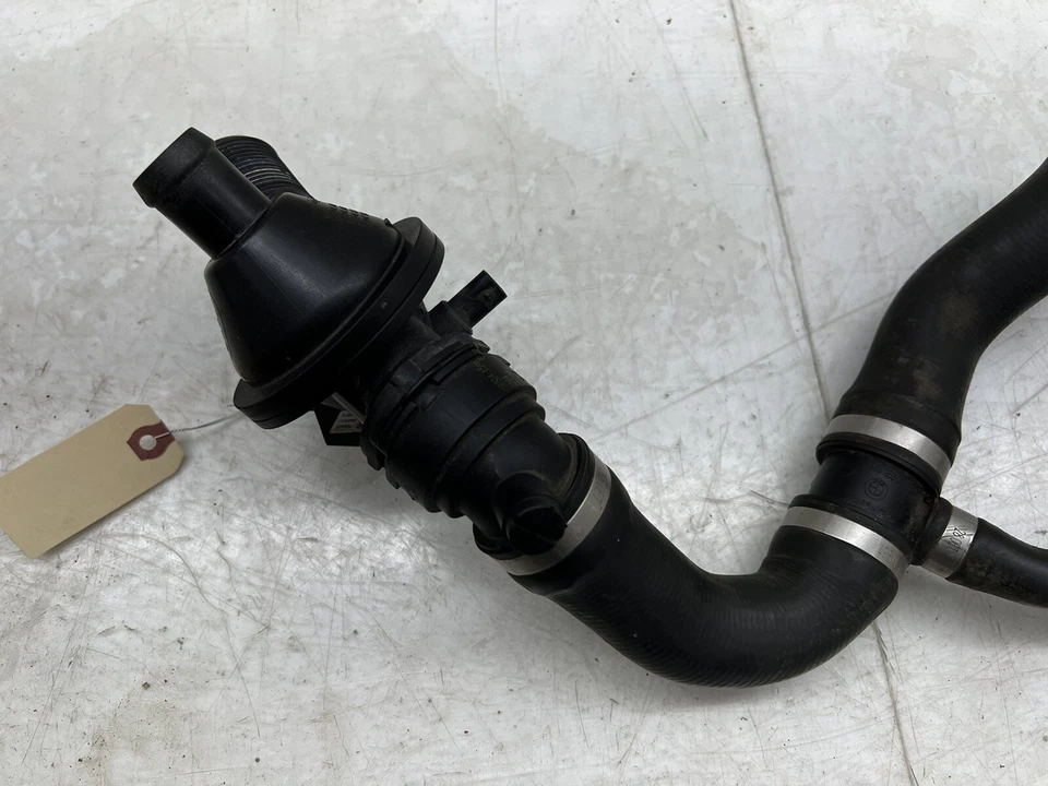 Manguera de refrigeración inferior derecha BMW 428i F33 F32 2014-2016 OEM 2,0 L Foto 2 de 4