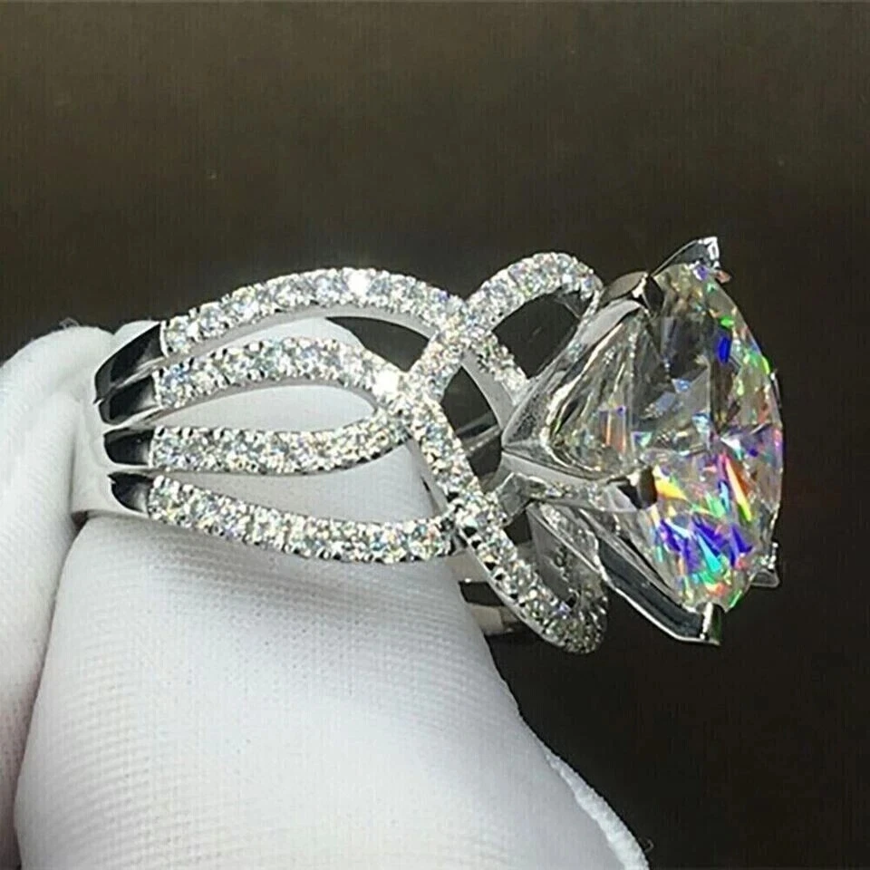 Anillo solitario de diamantes redondo de 4 quilates creado en laboratorio enchapado en oro blanco de 14 quilates Foto 4 de 4