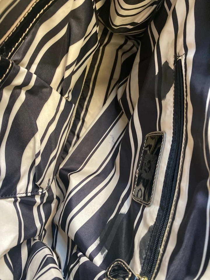 Bolsa tote Anne Klein couro envernizado preta gráfica estampa leão ombro grande - Imagem 4 de 4