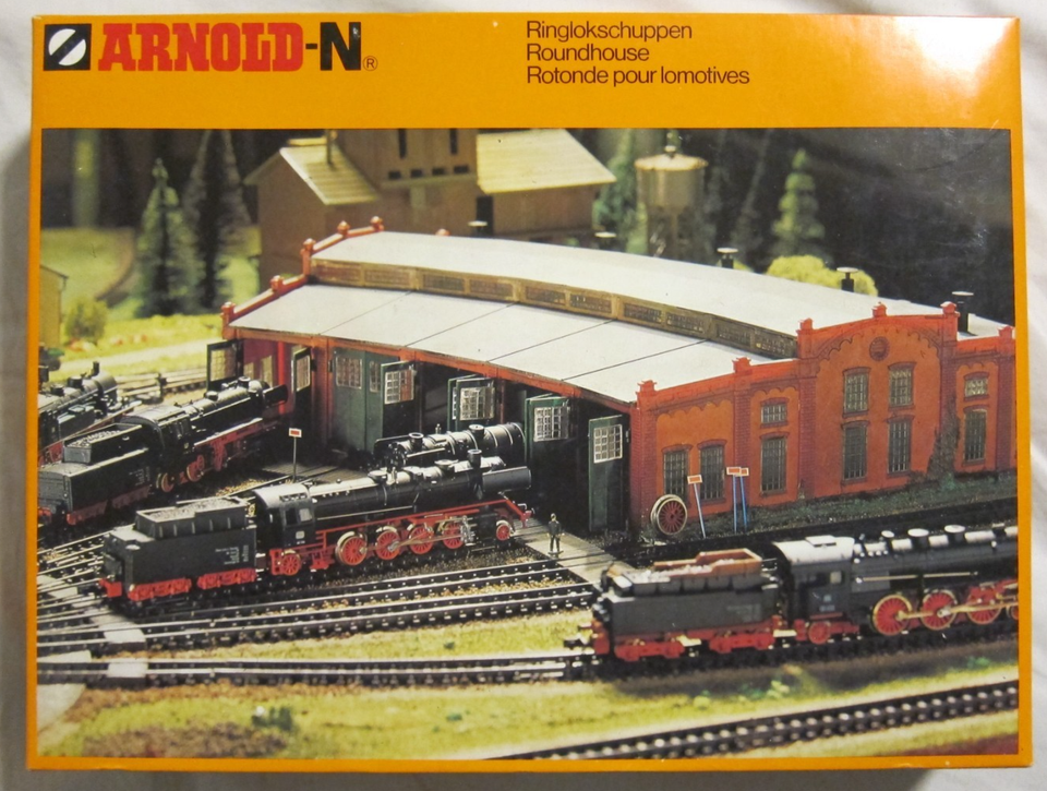 Maquette Rotonde a locomotives avec batiment d'alimentation en eau