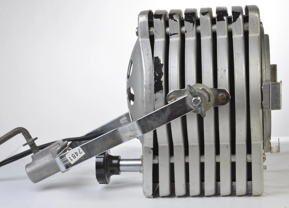 The Photogenic Machine Co. Minispot # 7800 Vintage Fresnel Spot w/lamp-TESTED - Image 2 of 4