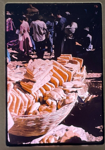 Película a color 1962 diapositiva comida callejera Haití pan hecho a mano en cesta en mercado