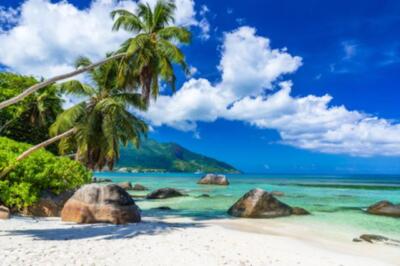 Wandbild: Baie Beau Vallon - Strand auf der Insel Mahe auf den Seychellen [...]