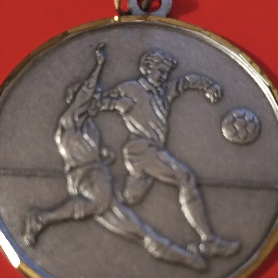 Médaille football métal argenté motif joueurs/ballon, verso lisse - Photo 1/3