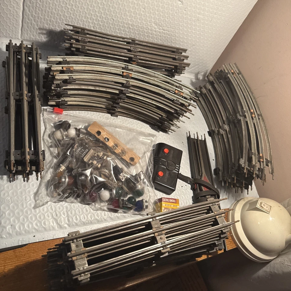 Lot of Lionel O-Gauge 19pc of Curved and 24pc of Straight Track w/switch+bulbs - Image 3 of 4