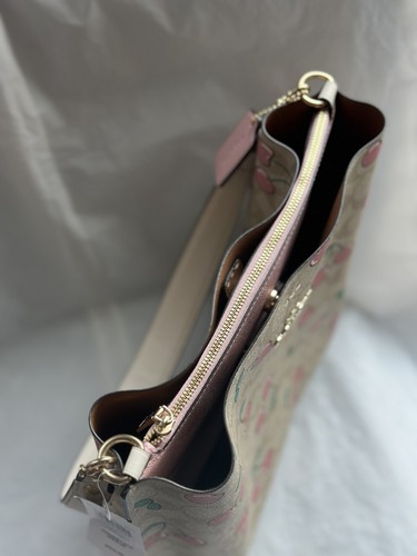 Bolso Mollie Bucket Nuevo con Etiquetas en Lona Signature con Estampado Corazón Cereza - Imagen 14 de 14