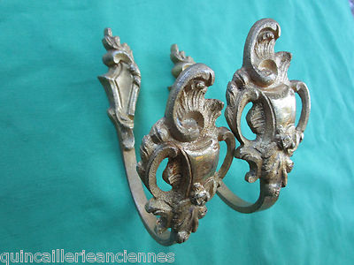 2 Embrasses Rideaux Anciennes En Laiton Doré - Style Louis XV - Hauteur 13 Cm, Largeur 10 Cm - Occasion Bon état