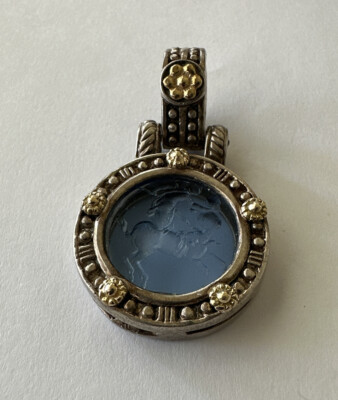 Flli Menegatti Anhänger Sterlingsilber, 18 Karat und geschnitztes blaues venezianisches Glas