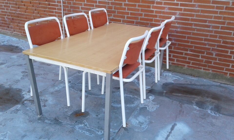 Kantinebord med 6 polstret stole
