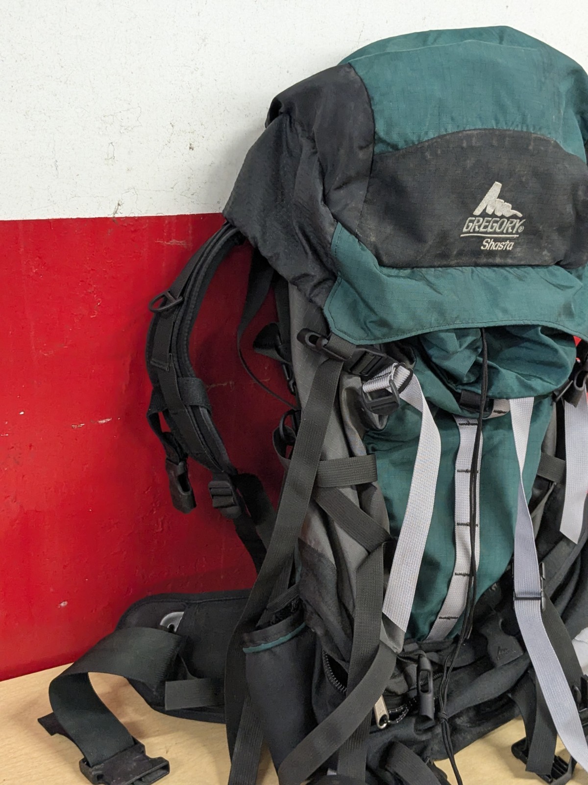 Gregory Shasta Hiking Trail Camping Internal Frame Backpack Sz Small Green Black