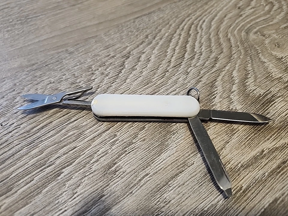 Victorinox Classic SD 58mm Swiss Army Knife - White, Luminous, Used, Good Cond — 第 2/4 张图片