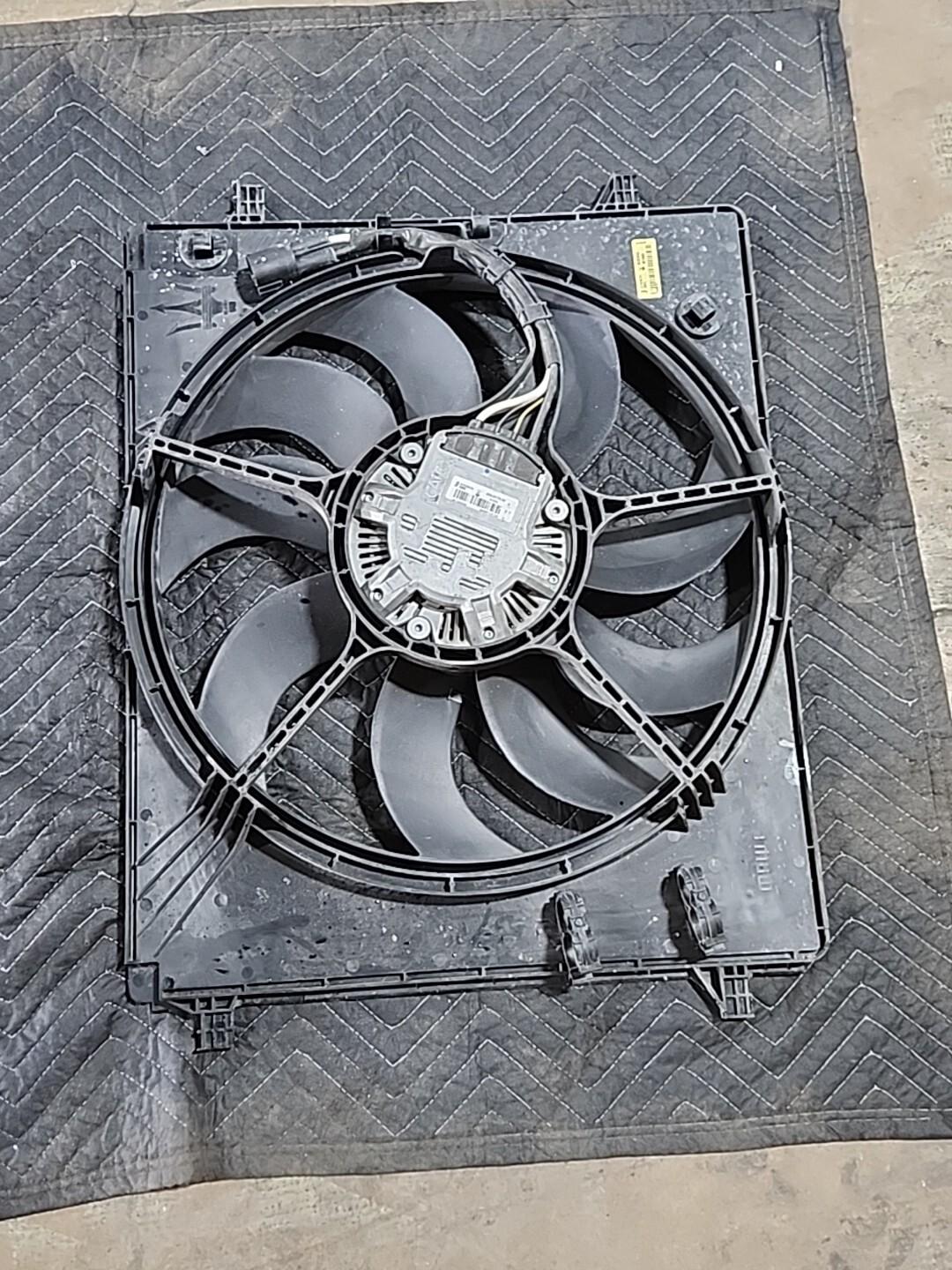 14-17 Maserati Ghibli Quattroporte Radiator Cooling Fan Shroud & Motor Assy