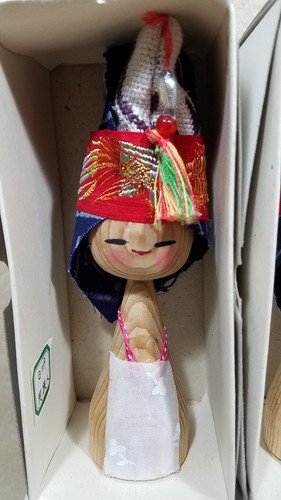 JAPANISCHE HOLZPUPPEN KOKESHI KLEIDUNG / BEMALTES HOLZ (6 STÜCK) - Bild 9 von 12