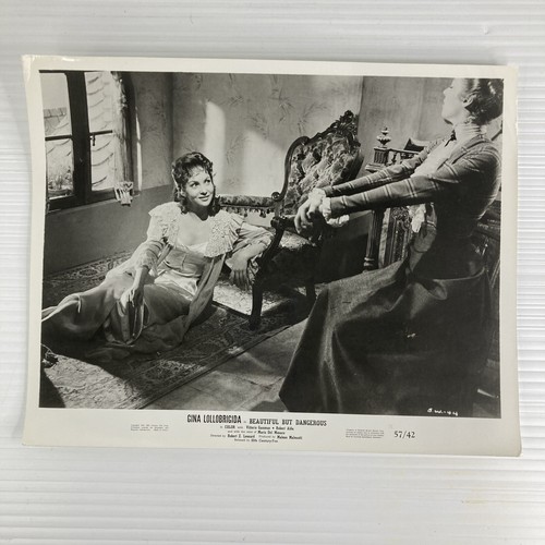 Set of 2 BEAUTIFUL BUT DANGEROUS Original Movie Still 8x10 Gina Lollobrigida - Picture 3 of 3
