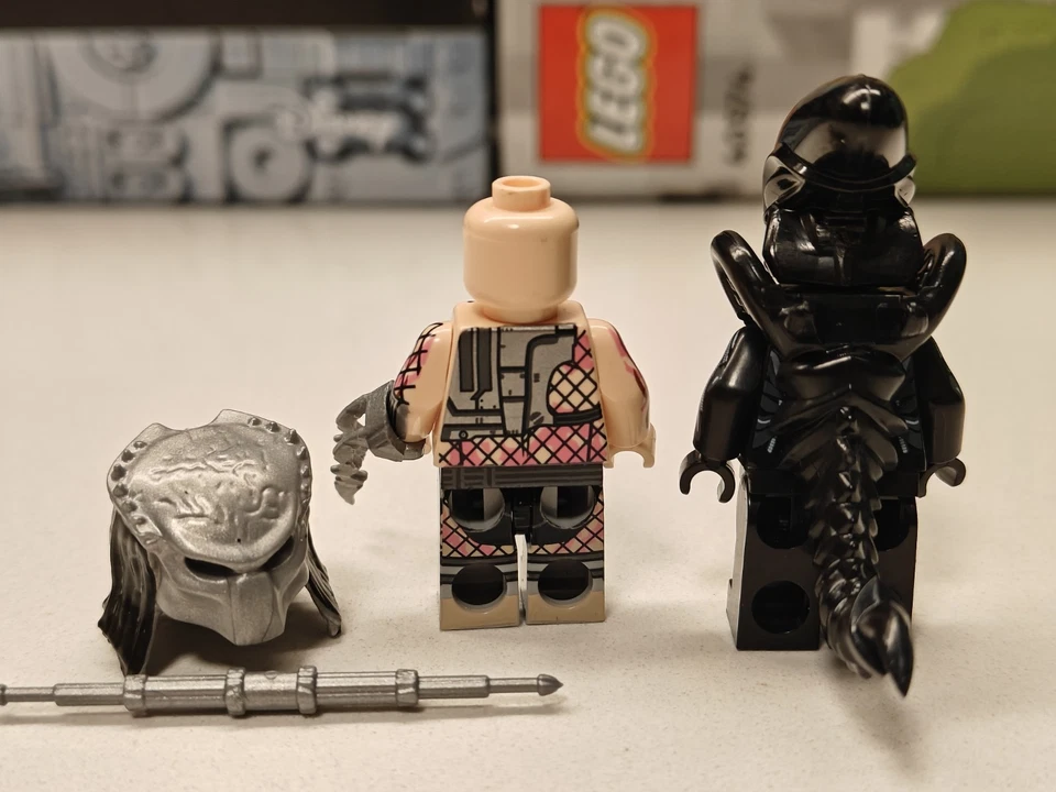 NEW Alien vs Predator: Xenomorph and Yautja Hunter Custom Lego Minifigures - Image 3 of 3