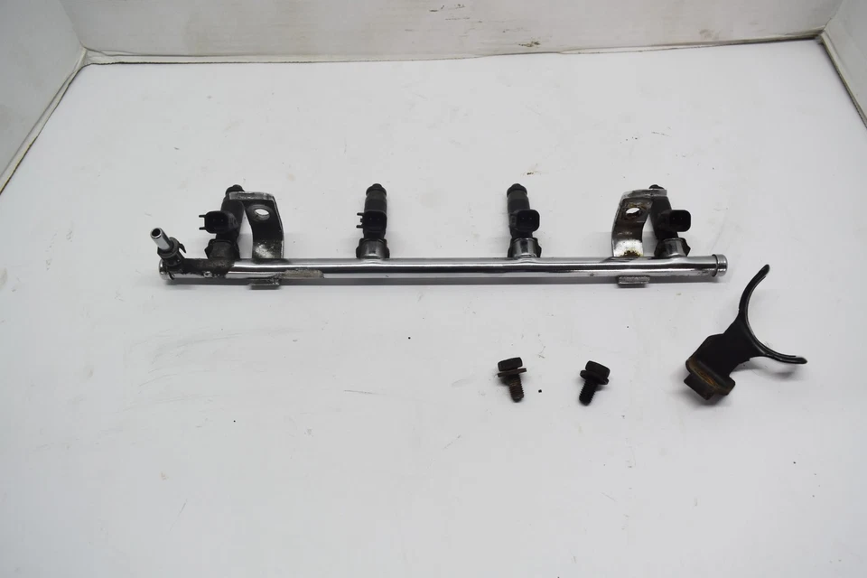 Chrysler PT Cruiser 2004 2007 juego de inyectores de riel de combustible 2,4 04669768AC 04 06 Foto 2 de 4