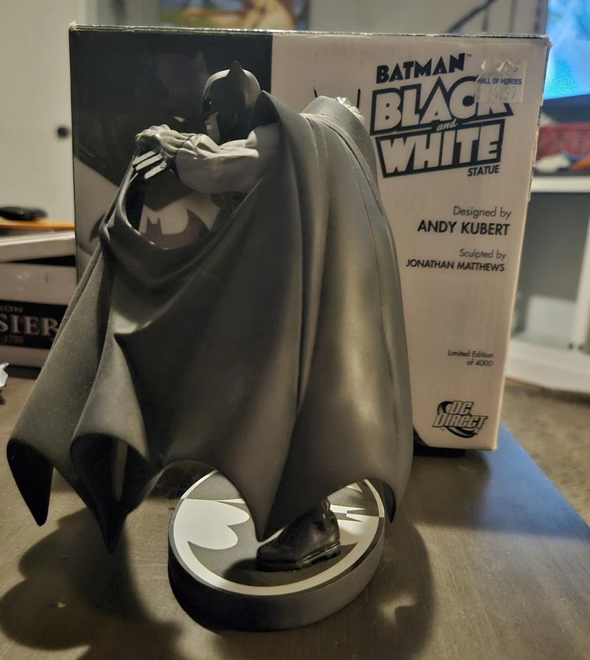 DC Direct Batman Black and White Statue by Andy Kubert LE 4000 PLEASE READ DISC - Image 2 of 4