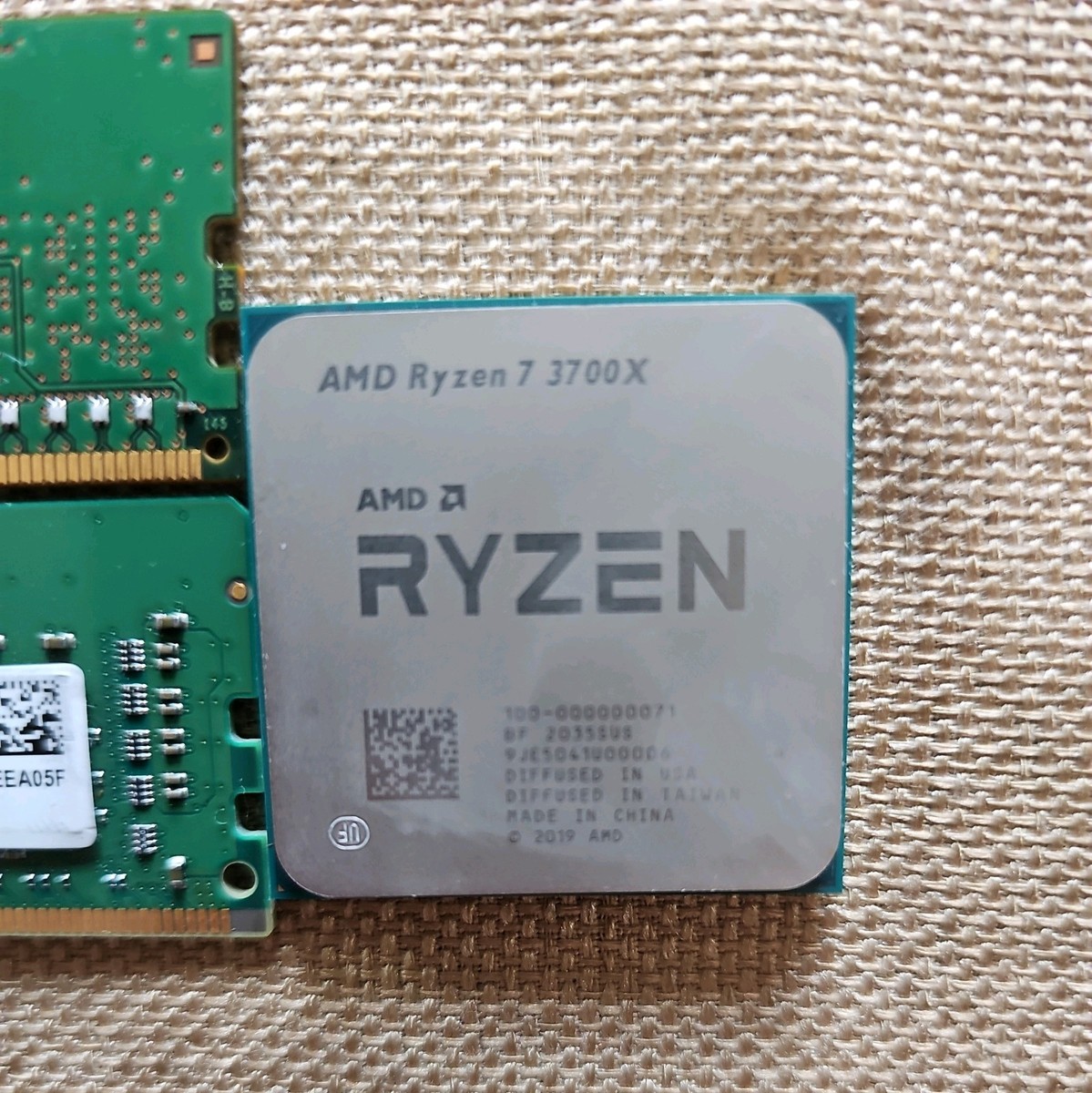AMD Ryzen 7 3700X CPU, Wraith Prism Cooler & 2 x 8GB DDR4 RAM