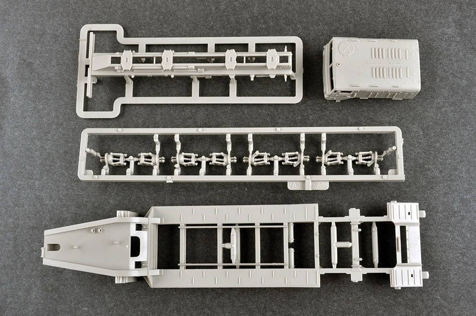 Trumpeter 1:72 MAZ-537G INTERMEDIATE TYPE WITH MAZ/CHMZAP 5247G SEMI-TRAILER - Immagine 4 di 4