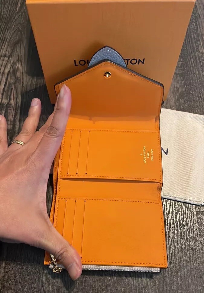 限定アイテム♪【Louis Vuitton】LV Pont 9コンパクトウォレット Louis Vuitton LV Grained Calfskin Pont 9 Compact Wallet Gris