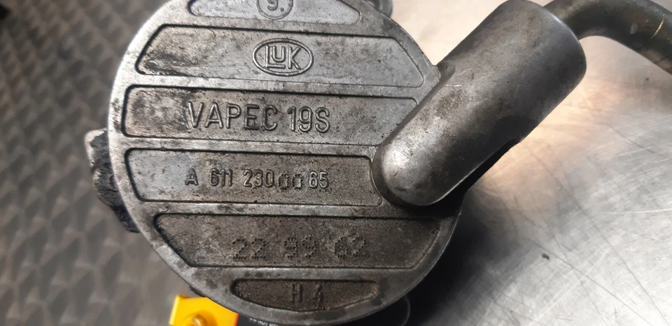 Bomba de vacío Mercedes-Benz Clase C W203 C200 CDI 85kw A6112300065  Foto 2 de 4