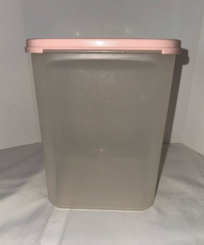Tupperware container with Pink Lid 23 Cups 16622-3
