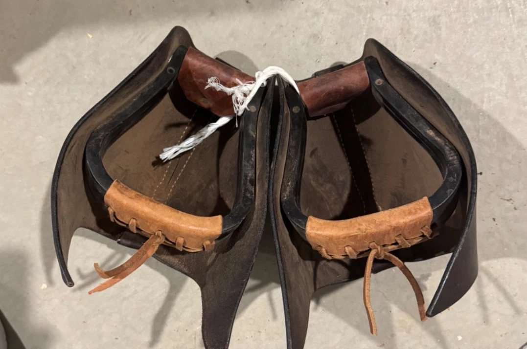 Western Saddle Tapaderos Étriers en cuir brut cousu à la main avec nez de taureau ME-WTS-024
