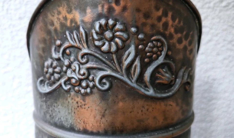 Antike Schirmständer / Dekorative Vase aus Metall mit Relief, ca. 49 cm - Bild 2 von 4